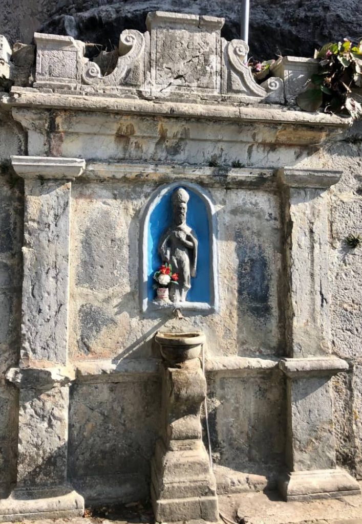 Fontana miracolosa con statua in tufo di San Patrizio